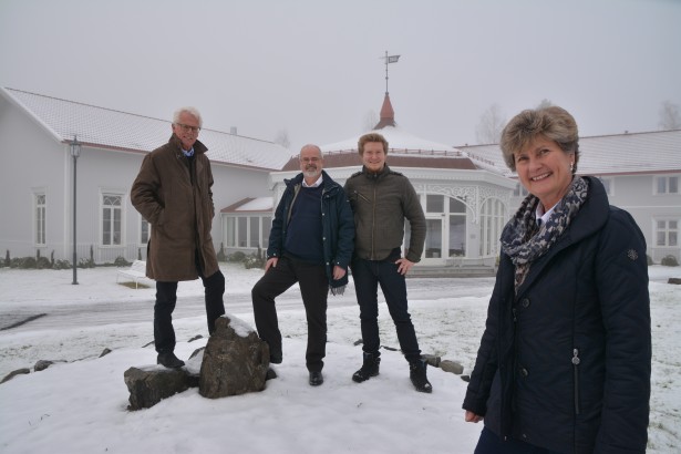 Fra venstre: Ole Johan Sandvand, Tron Svagård, Tommy Monsen Sotkajærvi og Jorunn Tangen Hole foran Kildehuset. Litt hjelp i tide. Et sted å komme til.