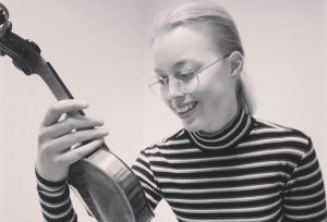 Gunn Inga Schiager Tofsrud med sin fiolin