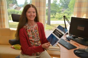 Psykiater Ellen Jepsen sitter med SCID-D-manualen i hendene