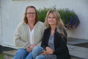 Stine Holthe og Ingunn Bjarnadottir Solberg på trappa til Villa Vita.