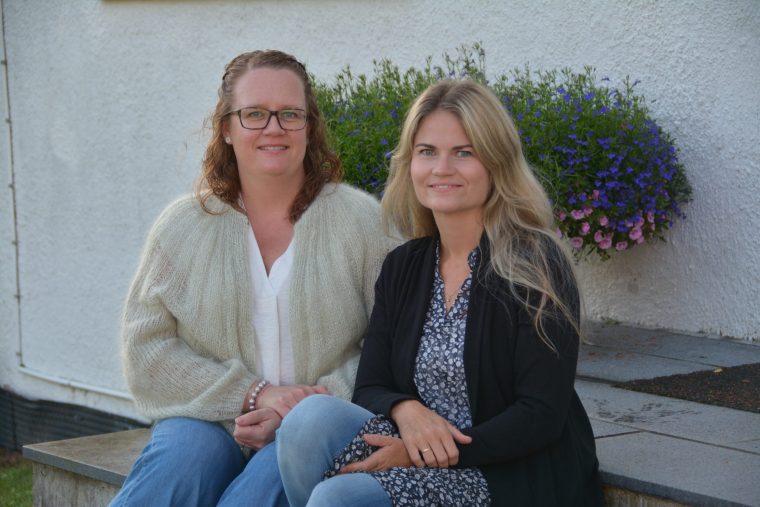 Stine Holthe og Ingunn Bjarnadottir Solberg på trappa til Villa Vita.