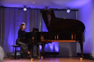 Pianist Olena Nikolenko ved flygelet