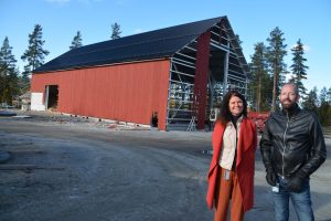 Direktør Kari-Jussie Lønning og drifts- og eiendomssjef Arnstein Kroglund Fiskum foran det nye biobrenselanlegget