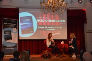Ellen K.K. Jepsen intervjues på scenen i Festsalen