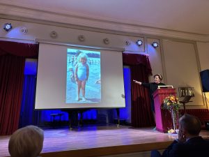Else Kåss Furuseth viser en barndomsbilde