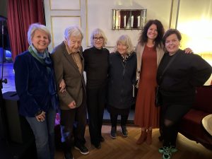Direktør Kari-Jussie Lønning og Else Kåss Furuseth sammen med familien Johnsenog