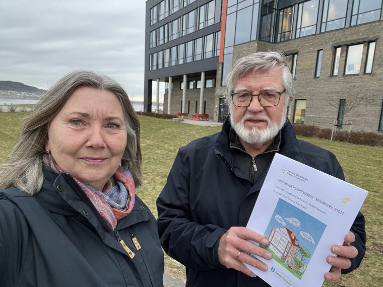 Astrid Selset og Roar Lysø med forskningsrapporten om Par-Sjekk