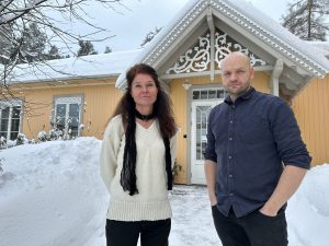 Administrerende direktør Kari-Jussie Lønning og klinikkleder Pål Ulvenes foran en av inngangene på Modum Bad.
