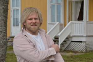 Lege og forsker Mikkel Eielsen foran Forskningsinstituttet på Modum Bad.