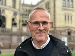 Kjetil Haga avbildet foran Stortinget i Oslo