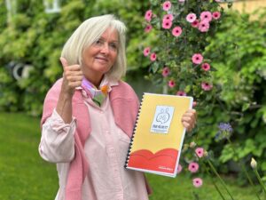Bente Barstad viser fram kursheftet i Par på nytt