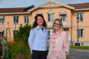 Kari-Jussie Lønning og KariAnne Vrabel foran hovedinngangen på Modum Bad.
