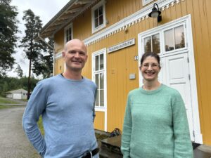 Peter Sele og Karine Frost foran Forskningsinstituttet på Modum Bad.