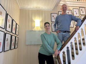 Karine Frost og Peter Sele i trappa på Villa Prins Carl -- Forskningsinstituttet på Modum Bad.
