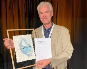 Terje Tilden med prisen han fikk som årets familieterapeut.