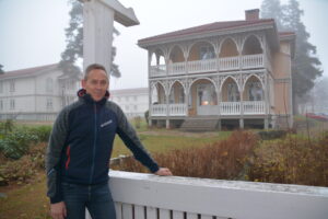 John-Erling Johansen foran Villa Nora hvor han var innlagt i 2021.