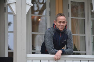 John-Erling Johansen på verandaen til Villa Nora.