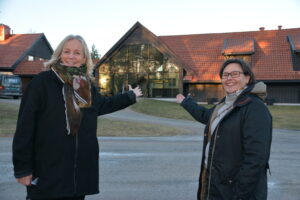 Marit Endresen og Janne-Monica A. Kaarigstad utenfor bygget hvor Institutt for Sjelesorg har sin virksomhet.
