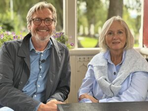 Parrådgiverne og kursholderne Glenn Ringdal og Bente Barstad sitter i en av paviljongene i parken.