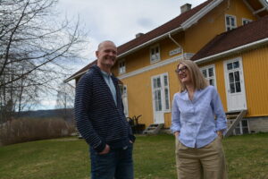 Peter Sele og KariAnne Vrabel foran Forskningsinstituttet på Modum Bad