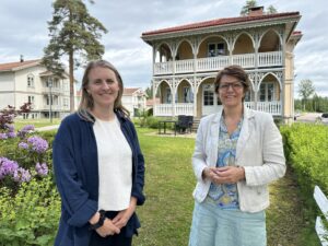 Maren Kopland og Heidi Berg Houmb foran Villa Nora.