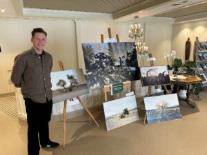 Kulturarbeider Trym Todnem Gjermundbo viser fram noen av bildene som er gitt til artoteket dette året.