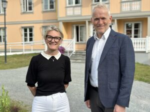 Forskningsleder KariAnne Vrabel og adm. direktør Kjetil Haga foran Modum Bad
