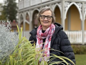 Nina Millestad foran Villa Nora på Modum Bad
