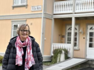 Nina Millestad foran Vlla Nora hvor hun bodde under behandlingsoppholdet.