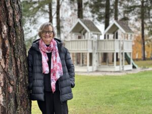 Nina Millestad foran lekestativet i parken på Modum Bad.