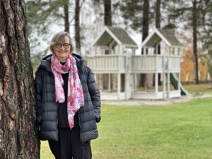 Nina Millestad foran lekestativet i parken på Modum Bad.