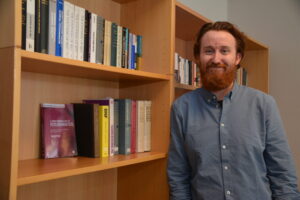 Psykiater Peter McGovern på sitt kontor.