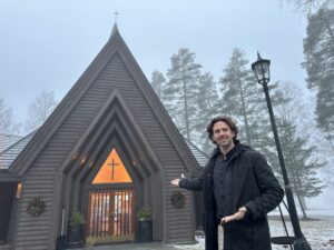 Sykehusprest Anders Heskestad Mikalsen foran Olavskirken.