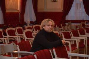 MIkkel Eielsen sitter i Festsalen