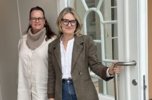 Stine Holthe og KariAnne Vrabel ved hovedinngangen på Modum Bad.