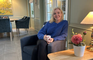 Thea Solbakken sitter i i en stol på Institutt for Sjelesorg