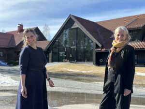 Karoline Astrup og Marit Endresen foran Institutt for SJelesorg
